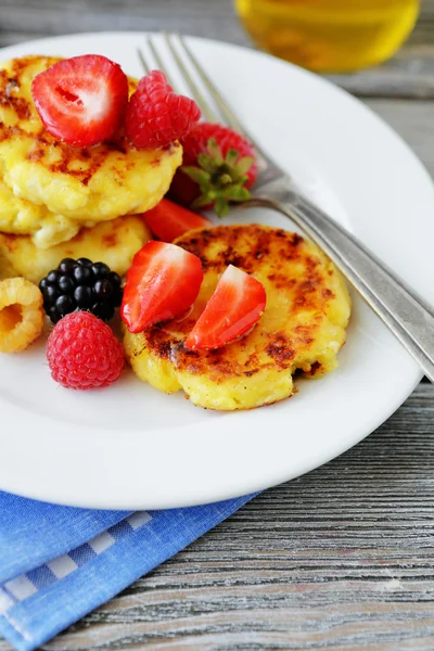 Cheese pancakes with strawberry — Stock Photo, Image