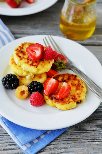 Cheese pancakes with fresh berries — Stock Photo, Image