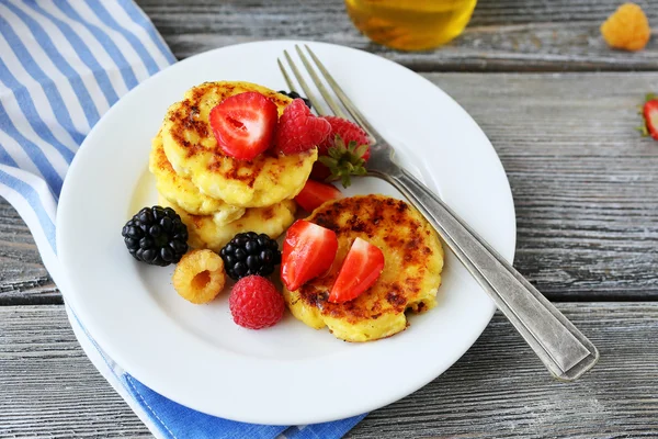 Hot cheese pancakes and berries — Stock Photo, Image