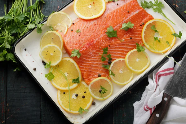 Filete de salmón con naranja en bandeja para hornear — Foto de Stock