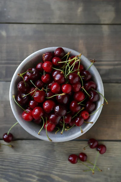 Świeżych wiśni w misce — Zdjęcie stockowe