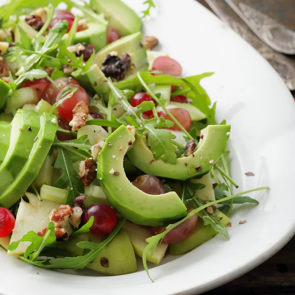 Üzüm ve kereviz ile avokado salatası — Stok fotoğraf
