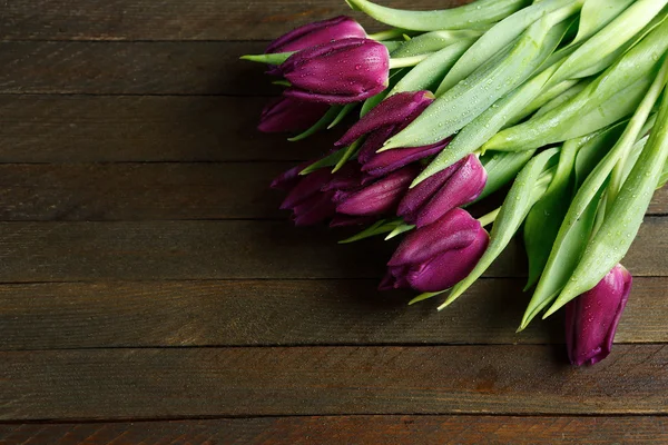 Куча тюльпанов на досках — стоковое фото