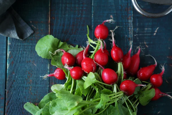 Färska rädisor på bordet för sallad — Stockfoto