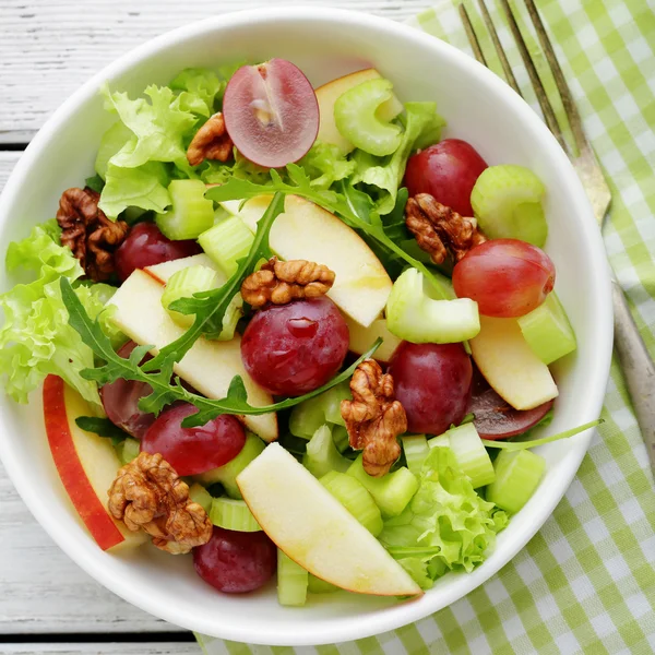 Frisse salade met groene appel en BLEEKSELDERIJ — Stockfoto