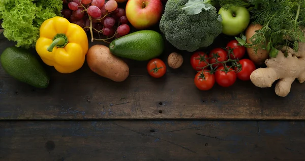 Vegetais frescos fundo de madeira — Fotografia de Stock