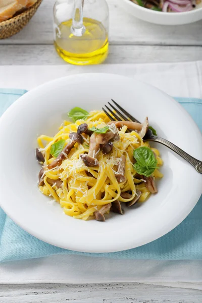 Tagliatelle s houbami a sýrem — Stock fotografie