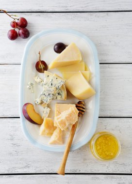 eski plaka üzerinde peynir karışımı