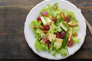 Beyaz tabakta kereviz salatası