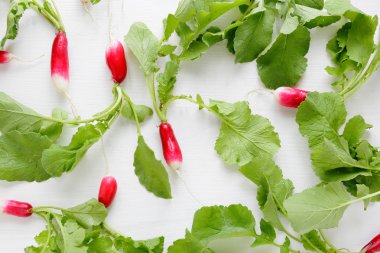 Beyaz arka plan üzerinde genç turp