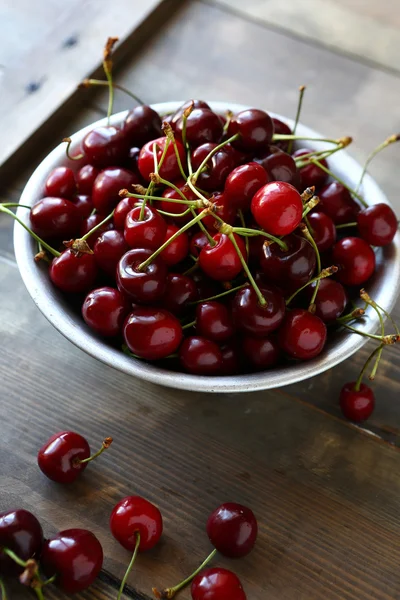 Old bowl of fresh cherry — Stock Photo, Image