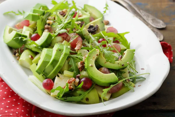 Salada de abacate verde com uvas — Fotografia de Stock