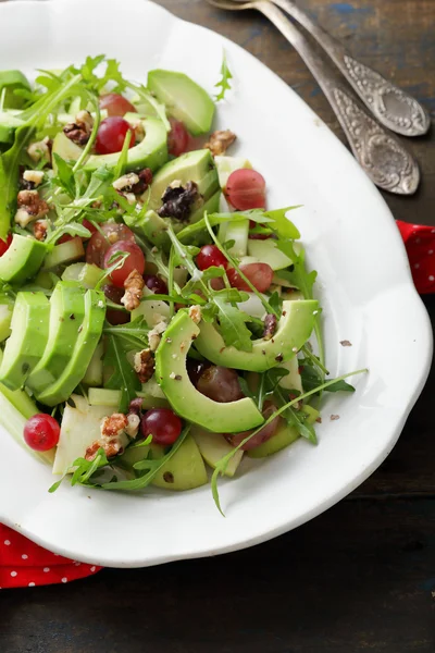 Üzüm ile taze avokado salatası — Stok fotoğraf