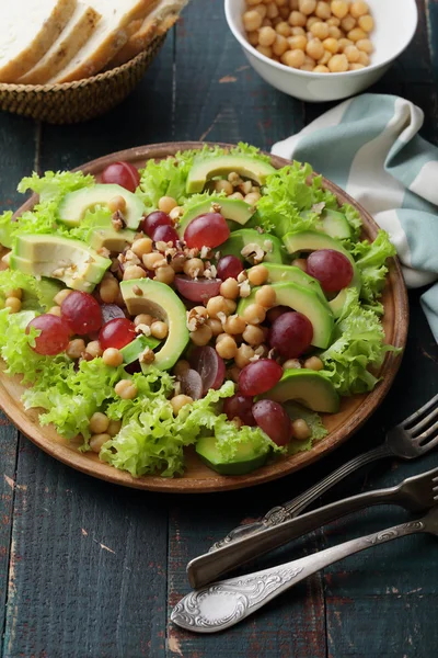 Свежий и зеленый салат — стоковое фото