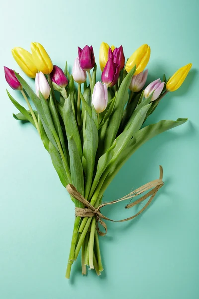 Großer Strauß frischer Tulpen — Stockfoto