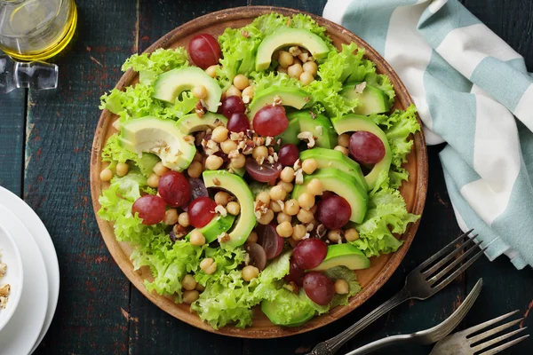 Frischer und grüner Salat mit Avocadoscheibe — Stockfoto