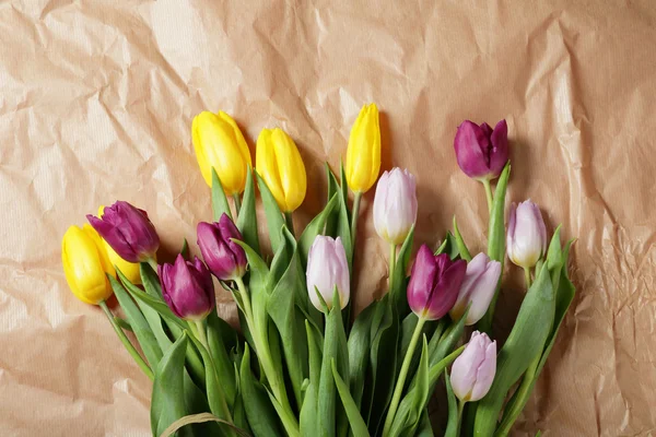 Jarní kytice tulipánů na papír řemesla — Stock fotografie