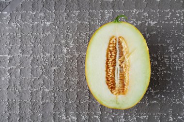 kavun gri arka plan üzerinde yarısı