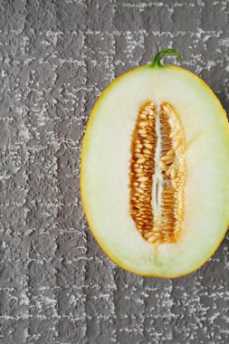 kavun çimento zemin üzerine yarısı