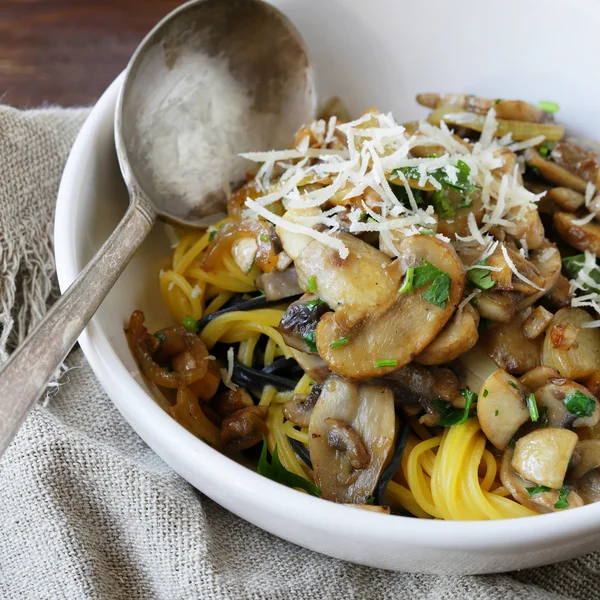 Spaghetti with mushrooms and cheese — Stock Photo, Image