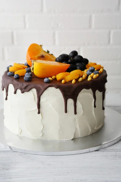Velký dort s dekorem ovoce — Stock fotografie