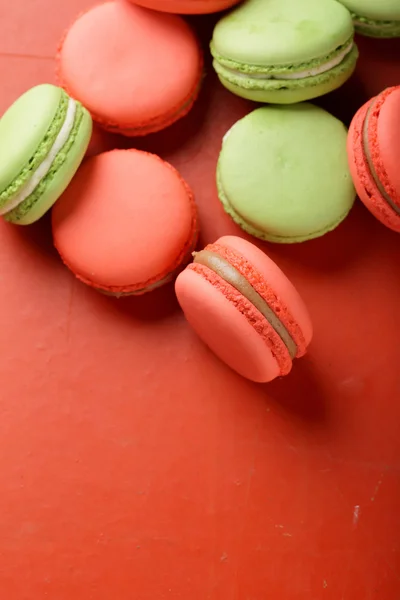 Macaroons with caramel on red background — Stock Photo, Image