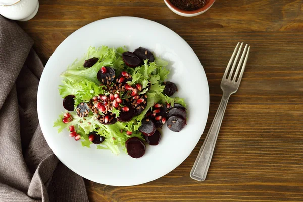 Frischer Salat mit gerösteten roten Rüben — Stockfoto