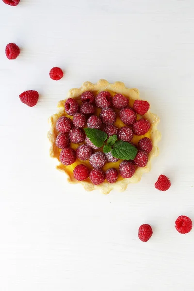Tart raspberry kecil di atas putih — Stok Foto