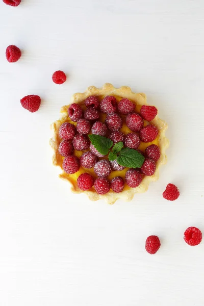 Pequena torta de framboesa em branco — Fotografia de Stock