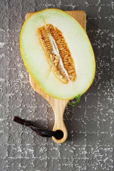 Melón sobre tabla de cortar — Foto de Stock