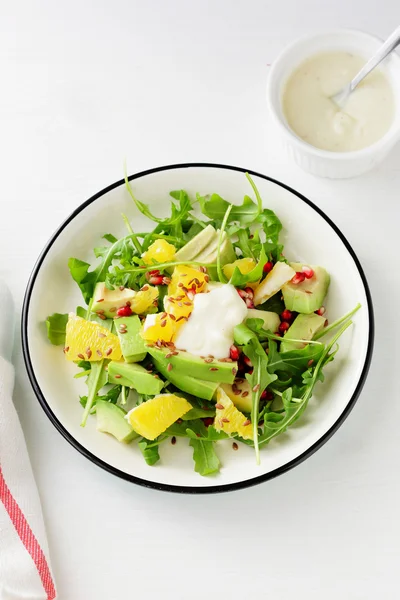 Salada com laranja e abacate — Fotografia de Stock