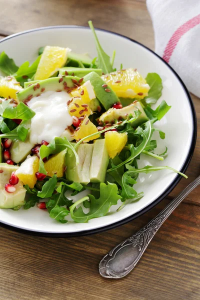 Salade met sinaasappel, yoghurt en avocado — Stockfoto