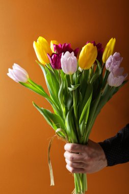 adam elini tutarak laleler