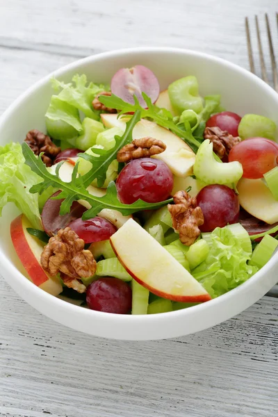 Салат из свежих овощей в миске — стоковое фото