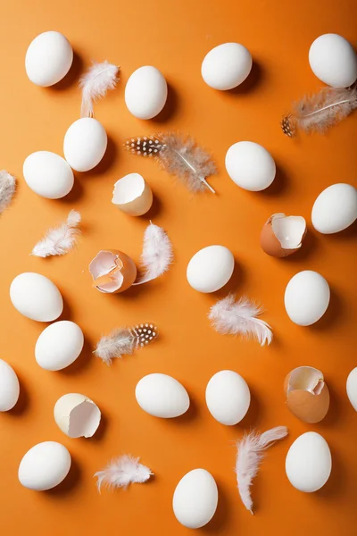 Padrão de ovos com casca de ovo e pena — Fotografia de Stock