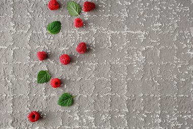 taze Ahududu ve yaprakları