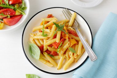 Domates soslu ve peynirli makarna.