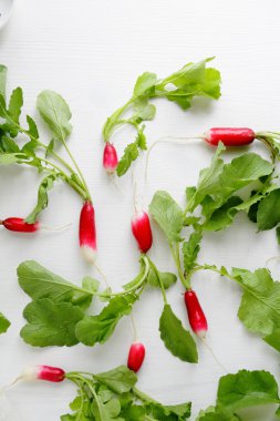 turp kökleri Beyaz ahşap yüzey üzerinde