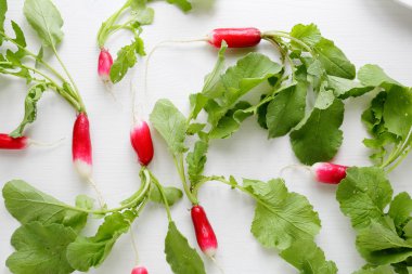 turp yaprakları beyaz ile