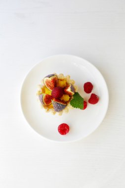 İncir ile küçük meyve tart