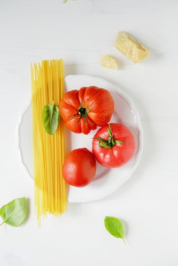 pişmemiş makarna malzemeler plaka üzerinde