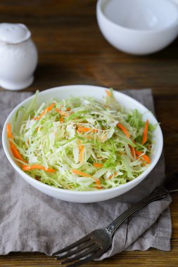 Beyaz kase taze lahana salatası