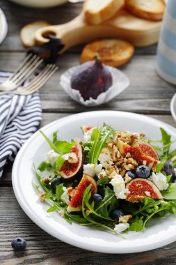 taze meyve ve peynir salatası