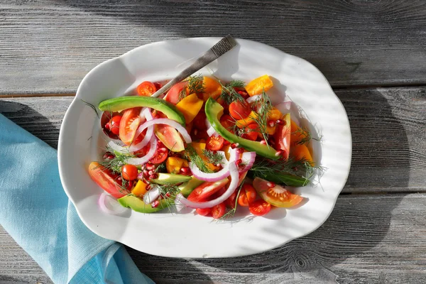 Insalata di pomodoro estiva su piatto bianco — Foto Stock