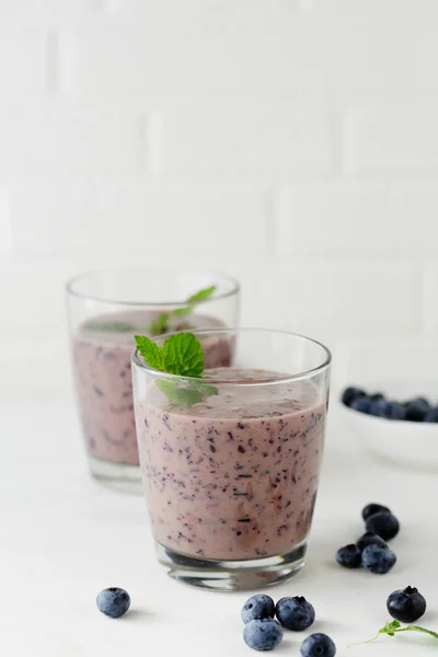 Blueberry smoothie in glaases — Stock Photo, Image