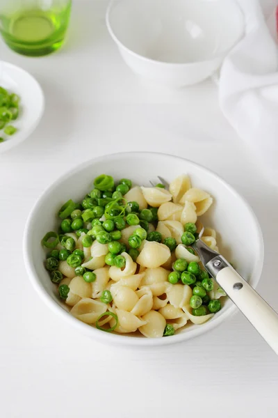 Pasta with green peas — Stock Photo, Image