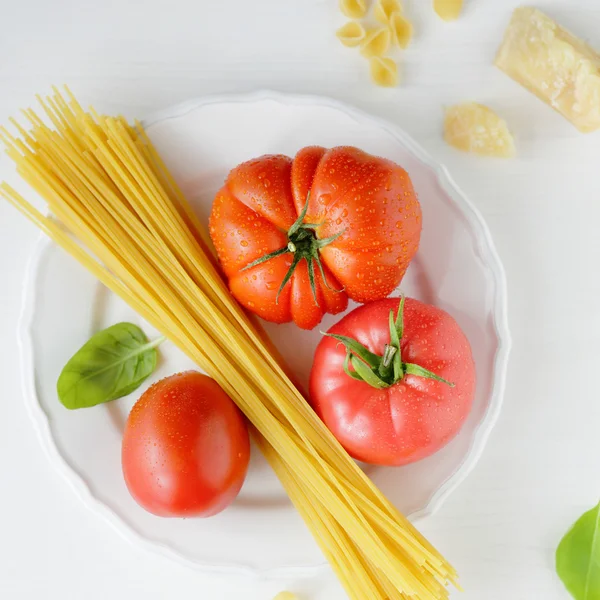 Ruwe spaghetti en andere ingrediënten — Stockfoto