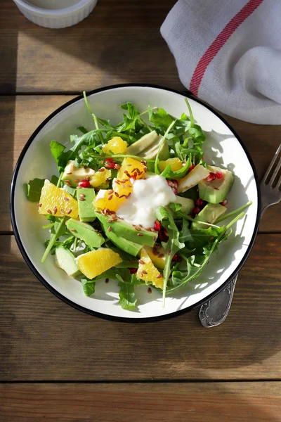 Salada fersh com fatia de laranja e abacate — Fotografia de Stock