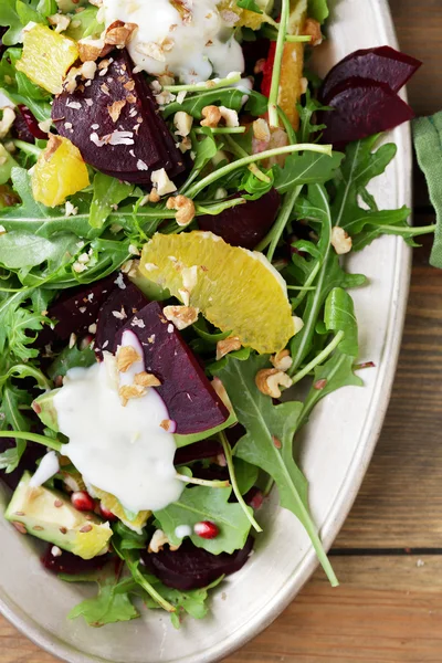 Salada de beterraba com laranjas e molho — Fotografia de Stock