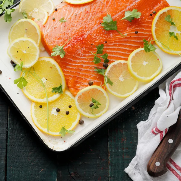 Filete de salmón fresco y naranjas en bandeja para hornear — Foto de Stock